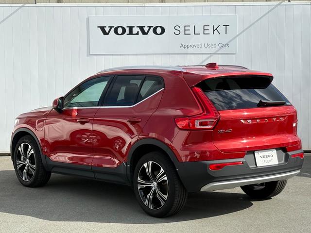 ＸＣ４０ リチャージ　ＰＨＶ　Ｔ５　インスクリプション　認定中古車／ワンオーナー／ブラックレザー／パノラマサンルーフ／ハーマンカードン／純正ナビ／ＴＶ／カープレイ／Ｆ＆Ｒシートヒーター／ステアリングヒーター３６０カメラ／ＬＥＤヘッドライト／レインセンサー（12枚目）