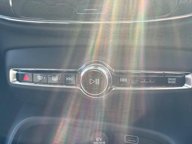 ＸＣ４０ リチャージ　ＰＨＶ　Ｔ５　インスクリプション　認定中古車／ワンオーナー／ブラックレザー／パノラマサンルーフ／ハーマンカードン／純正ナビ／ＴＶ／カープレイ／Ｆ＆Ｒシートヒーター／ステアリングヒーター３６０カメラ／ＬＥＤヘッドライト／レインセンサー（21枚目）