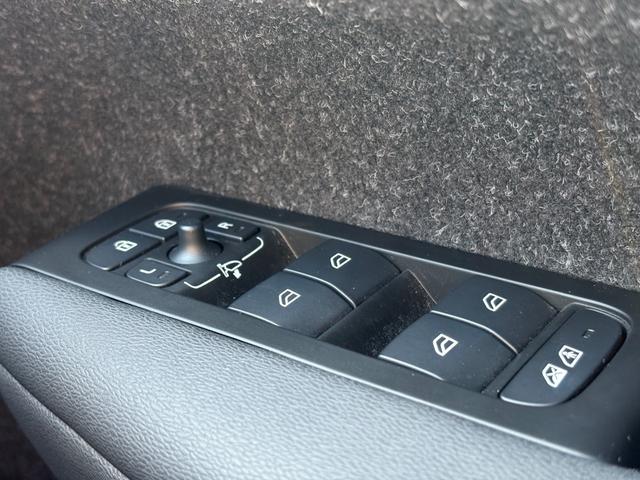 ＸＣ４０ リチャージ　ＰＨＶ　Ｔ５　インスクリプション　認定中古車／ワンオーナー／ブラックレザー／パノラマサンルーフ／ハーマンカードン／純正ナビ／ＴＶ／カープレイ／Ｆ＆Ｒシートヒーター／ステアリングヒーター３６０カメラ／ＬＥＤヘッドライト／レインセンサー（28枚目）