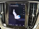 フロント二座には座面長を伸張させるエクステンション機能を搭載。シートクッションの側面にあるマルチファンクションコントロールを使用してシートクッションの長さを調節することができます。