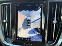 【360°ビューカメラ】4台の高解像度カメラで360度の鳥瞰図を表示。隣の車や壁、死角にある障害物などを画面で確認できるため、狭いスペースでの駐車・出入りも安心です。