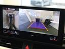 サラウンドビューカメラ装備 車両の4つのカメラから得た映像を合成し、上空から眺めているような映像をモニターに映し出します。車両周辺の歩行者や障害物などの発見に役立ちます。