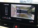 サラウンドビューカメラ装備 車両の4つのカメラから得た映像を合成し、上空から眺めているような映像をモニターに映し出します。車両周辺の歩行者や障害物などの発見に役立ちます。