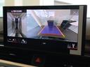 サラウンドビューカメラ装備 車両の4つのカメラから得た映像を合成し、上空から眺めているような映像をモニターに映し出します。車両周辺の歩行者や障害物などの発見に役立ちます。