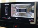 サラウンドビューカメラ装備 車両の4つのカメラから得た映像を合成し、上空から眺めているような映像をモニターに映し出します。車両周辺の歩行者や障害物などの発見に役立ちます。