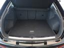開口部が低く設定されているので、荷物の積み下ろしがスムーズに行えます。更に分割可倒式リアシートの採用でシートのバックレストを倒すと、大きく長い荷物も積み込めます。