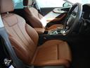 ブラウンレザーで高級感とスポーティーさを演出