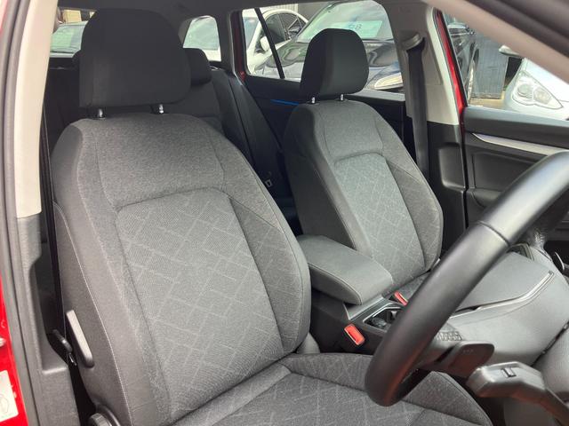 ゴルフヴァリアント eTSI アクティブ 禁煙車 バックカメラ LEDヘッドライト アダプティブクルコン 新品Avilesフロアマット付き ルーフレール スペアタイヤ スマートキー Cタイプ充電2個(18枚目)