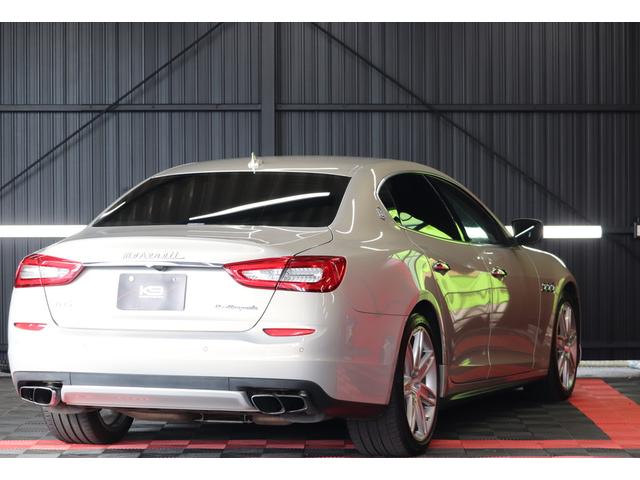 クアトロポルテ GT S ダークブラウンレザーシート アルカンターラルーフライニング ウッドインテリアトリム クリアランスソナー スカイフックサスペンション 純正ナビゲーション バックカメラ パドルシフト 純正20インチアルミ(4枚目)