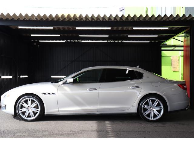 クアトロポルテ GT S ダークブラウンレザーシート アルカンターラルーフライニング ウッドインテリアトリム クリアランスソナー スカイフックサスペンション 純正ナビゲーション バックカメラ パドルシフト 純正20インチアルミ(9枚目)