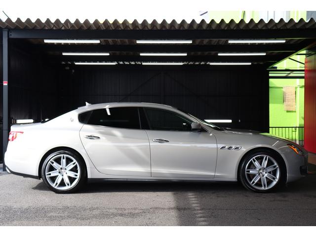 クアトロポルテ GT S ダークブラウンレザーシート アルカンターラルーフライニング ウッドインテリアトリム クリアランスソナー スカイフックサスペンション 純正ナビゲーション バックカメラ パドルシフト 純正20インチアルミ(10枚目)