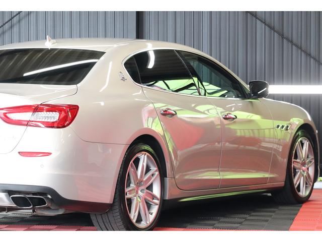 クアトロポルテ GT S ダークブラウンレザーシート アルカンターラルーフライニング ウッドインテリアトリム クリアランスソナー スカイフックサスペンション 純正ナビゲーション バックカメラ パドルシフト 純正20インチアルミ(12枚目)