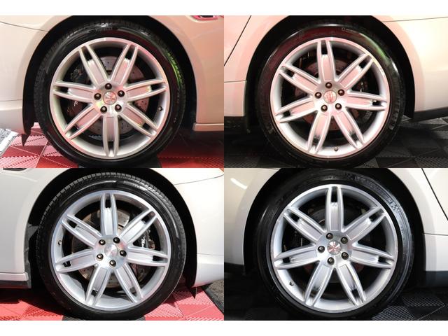 クアトロポルテ GT S ダークブラウンレザーシート アルカンターラルーフライニング ウッドインテリアトリム クリアランスソナー スカイフックサスペンション 純正ナビゲーション バックカメラ パドルシフト 純正20インチアルミ(25枚目)