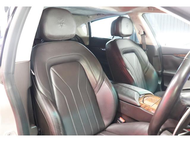 クアトロポルテ GT S ダークブラウンレザーシート アルカンターラルーフライニング ウッドインテリアトリム クリアランスソナー スカイフックサスペンション 純正ナビゲーション バックカメラ パドルシフト 純正20インチアルミ(27枚目)