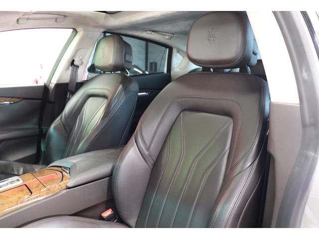 クアトロポルテ GT S ダークブラウンレザーシート アルカンターラルーフライニング ウッドインテリアトリム クリアランスソナー スカイフックサスペンション 純正ナビゲーション バックカメラ パドルシフト 純正20インチアルミ(30枚目)