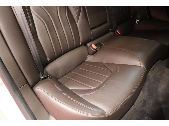 クアトロポルテ GT S ダークブラウンレザーシート アルカンターラルーフライニング ウッドインテリアトリム クリアランスソナー スカイフックサスペンション 純正ナビゲーション バックカメラ パドルシフト 純正20インチアルミ(33枚目)