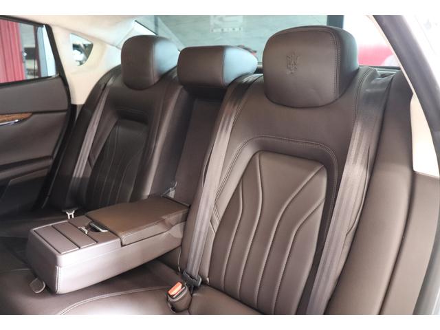 クアトロポルテ GT S ダークブラウンレザーシート アルカンターラルーフライニング ウッドインテリアトリム クリアランスソナー スカイフックサスペンション 純正ナビゲーション バックカメラ パドルシフト 純正20インチアルミ(34枚目)