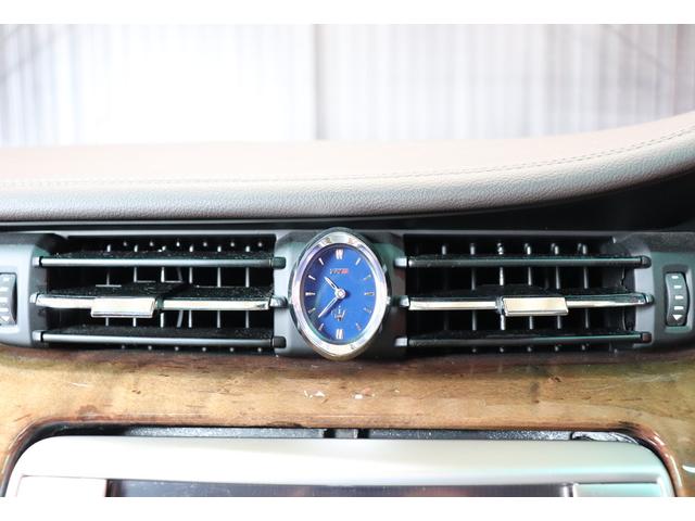 クアトロポルテ GT S ダークブラウンレザーシート アルカンターラルーフライニング ウッドインテリアトリム クリアランスソナー スカイフックサスペンション 純正ナビゲーション バックカメラ パドルシフト 純正20インチアルミ(41枚目)