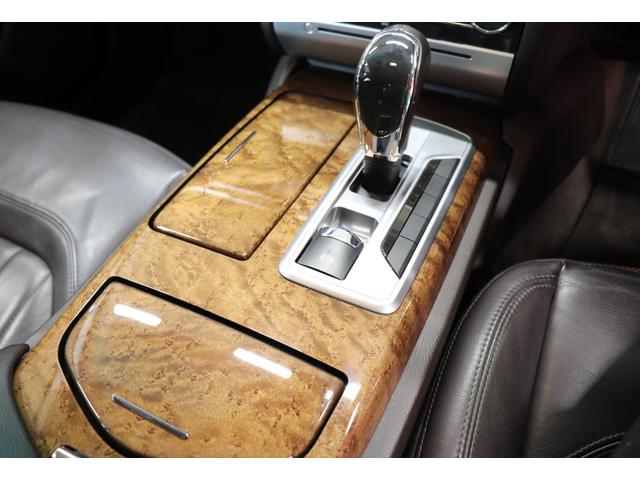 クアトロポルテ GT S ダークブラウンレザーシート アルカンターラルーフライニング ウッドインテリアトリム クリアランスソナー スカイフックサスペンション 純正ナビゲーション バックカメラ パドルシフト 純正20インチアルミ(43枚目)