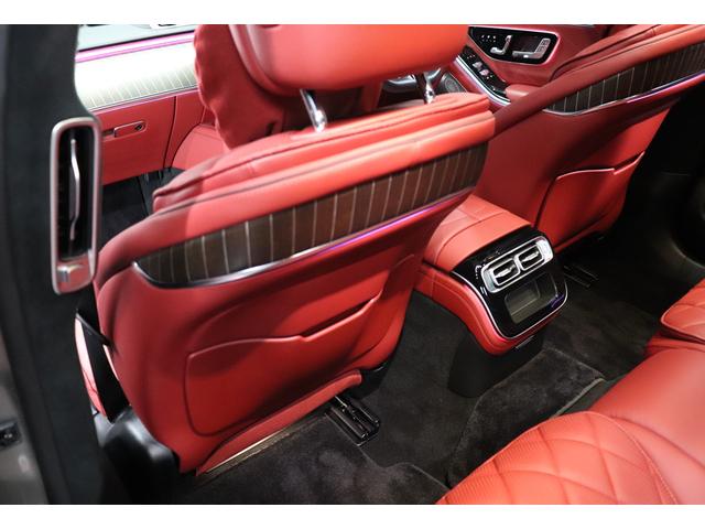 �O�ȃV�[�g�w�ʂɂ��E�b�h�p�l���ƃA���r�G���g���C�g����������Ă���܂��B