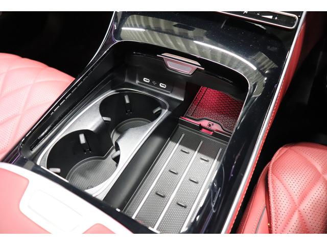 �Z���^�[�R���\�[�������͉������[�d��h�����N�z���_�[�𑕔����Ă���܂��B