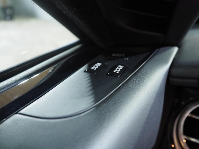 レイス ベースグレード MANSORYボディーキッド/V6 22インチホイール ツインコーチライン ロアリングキッド ブラックアウト スターライト RRヘッドレス刺繍 コントラスステッチ ピアノブラックパネル(17枚目)