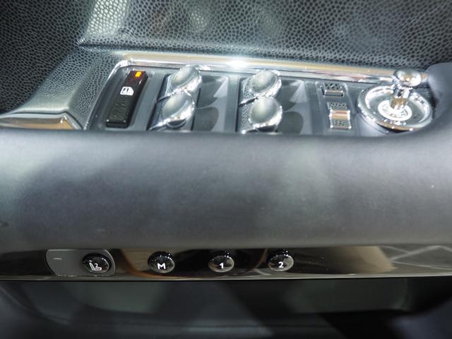 レイス ベースグレード MANSORYボディーキッド/V6 22インチホイール ツインコーチライン ロアリングキッド ブラックアウト スターライト RRヘッドレス刺繍 コントラスステッチ ピアノブラックパネル(18枚目)