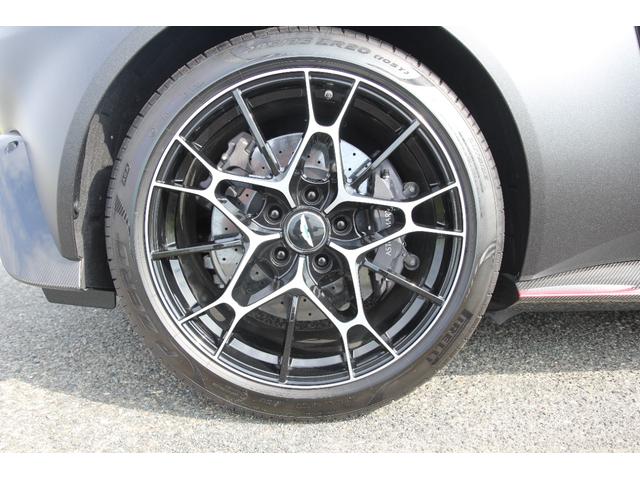 ＡＭＲ　ヒーロー　エディション　正規Ｄ車／右Ｈ／７ＭＴ／ブラックパールラッピング／走行３００キロ／世界限定２００台／ＡＭＲ専用エアロ／３６０度カメラ／アルカンターラ＆レザーインテリア／純正２０インチＡＷ／メモリ付き電動シート（画像14）