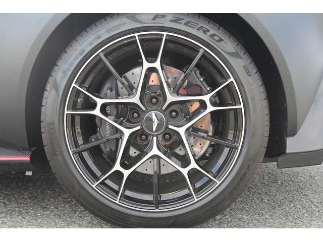 ＡＭＲ　ヒーロー　エディション　正規Ｄ車／右Ｈ／７ＭＴ／ブラックパールラッピング／走行３００キロ／世界限定２００台／ＡＭＲ専用エアロ／３６０度カメラ／アルカンターラ＆レザーインテリア／純正２０インチＡＷ／メモリ付き電動シート（画像16）