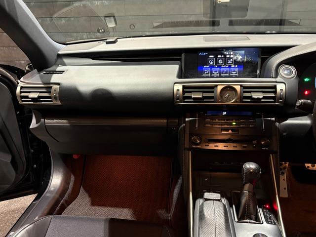 ＩＳ ＩＳ３００ｈ　Ｆスポーツ　純正ナビ／バックカメラ／フルセグＴＶ／Ｂｌｕｅｔｏｏｔｈ／デジタルインナーミラードラレコ／ブラックハーフレザーシート／純正１８ＡＷ／パドルシフト／クルコン／スマートキー２本／カードキー（13枚目）