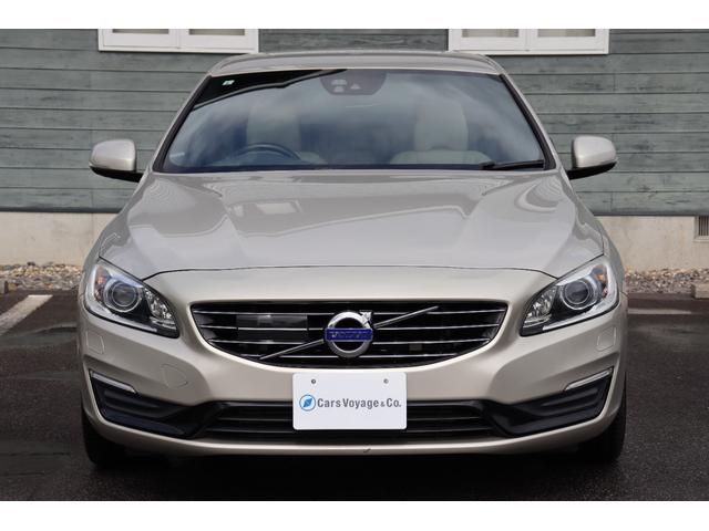 V60 D4 ダイナミックエディション 禁煙車 ソフトベージュレザー スポーツシート ブラックルーフライナー フロントシートヒーター Dynamic専用グロッシーブラック仕上げエクステリア/アルミホイール/フロントグリル バックカメラ(4枚目)