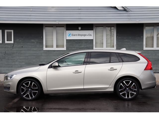 V60 D4 ダイナミックエディション 禁煙車 ソフトベージュレザー スポーツシート ブラックルーフライナー フロントシートヒーター Dynamic専用グロッシーブラック仕上げエクステリア/アルミホイール/フロントグリル バックカメラ(10枚目)