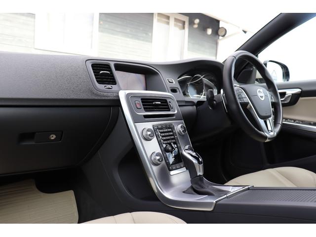 V60 D4 ダイナミックエディション 禁煙車 ソフトベージュレザー スポーツシート ブラックルーフライナー フロントシートヒーター Dynamic専用グロッシーブラック仕上げエクステリア/アルミホイール/フロントグリル バックカメラ(26枚目)