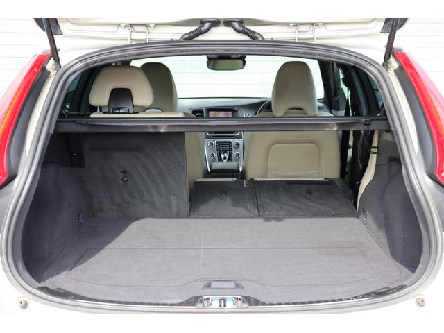 V60 D4 ダイナミックエディション 禁煙車 ソフトベージュレザー スポーツシート ブラックルーフライナー フロントシートヒーター Dynamic専用グロッシーブラック仕上げエクステリア/アルミホイール/フロントグリル バックカメラ(28枚目)