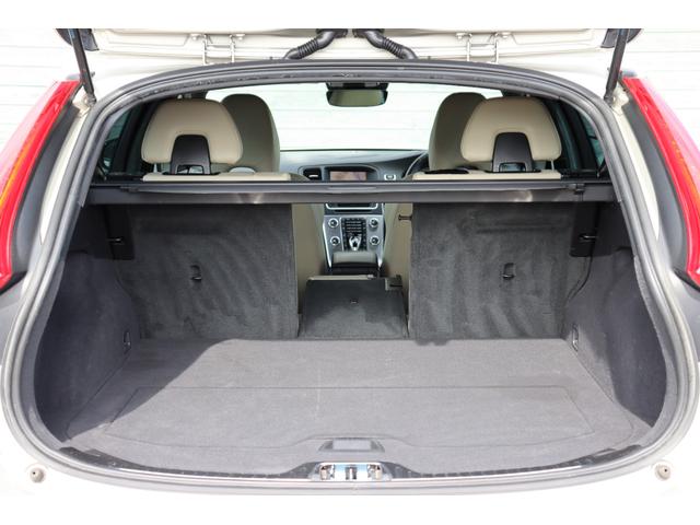 V60 D4 ダイナミックエディション 禁煙車 ソフトベージュレザー スポーツシート ブラックルーフライナー フロントシートヒーター Dynamic専用グロッシーブラック仕上げエクステリア/アルミホイール/フロントグリル バックカメラ(29枚目)