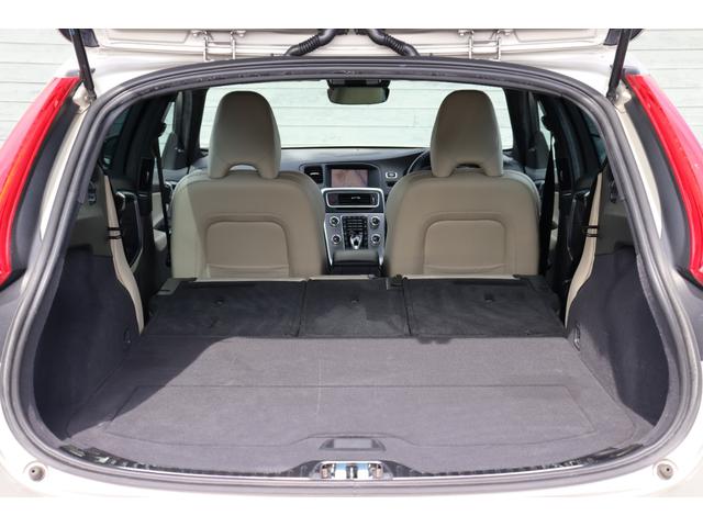 V60 D4 ダイナミックエディション 禁煙車 ソフトベージュレザー スポーツシート ブラックルーフライナー フロントシートヒーター Dynamic専用グロッシーブラック仕上げエクステリア/アルミホイール/フロントグリル バックカメラ(31枚目)