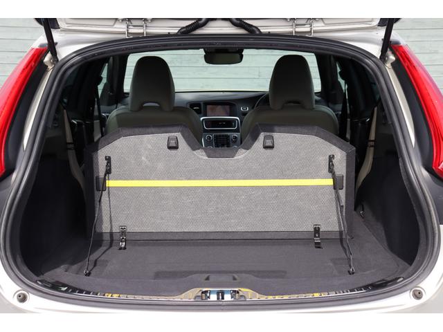 V60 D4 ダイナミックエディション 禁煙車 ソフトベージュレザー スポーツシート ブラックルーフライナー フロントシートヒーター Dynamic専用グロッシーブラック仕上げエクステリア/アルミホイール/フロントグリル バックカメラ(32枚目)