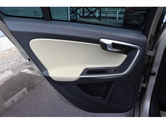 V60 D4 ダイナミックエディション 禁煙車 ソフトベージュレザー スポーツシート ブラックルーフライナー フロントシートヒーター Dynamic専用グロッシーブラック仕上げエクステリア/アルミホイール/フロントグリル バックカメラ(39枚目)