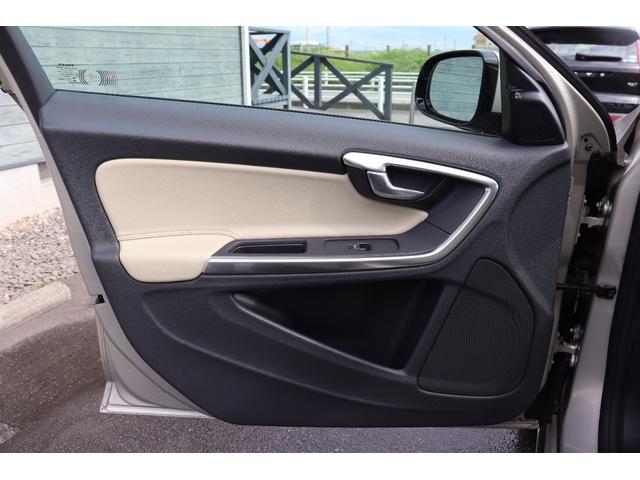 V60 D4 ダイナミックエディション 禁煙車 ソフトベージュレザー スポーツシート ブラックルーフライナー フロントシートヒーター Dynamic専用グロッシーブラック仕上げエクステリア/アルミホイール/フロントグリル バックカメラ(40枚目)