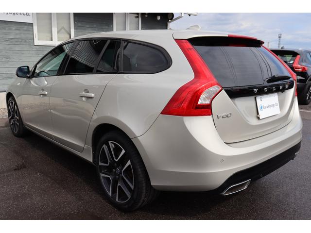 V60 D4 ダイナミックエディション 禁煙車 ソフトベージュレザー スポーツシート ブラックルーフライナー フロントシートヒーター Dynamic専用グロッシーブラック仕上げエクステリア/アルミホイール/フロントグリル バックカメラ(42枚目)