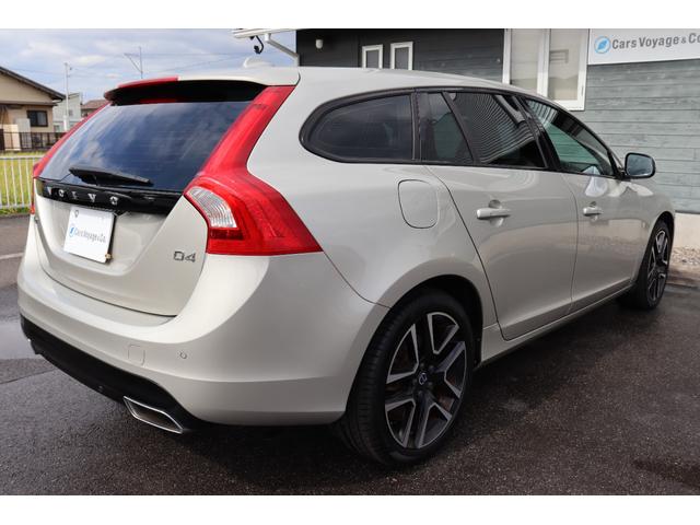 V60 D4 ダイナミックエディション 禁煙車 ソフトベージュレザー スポーツシート ブラックルーフライナー フロントシートヒーター Dynamic専用グロッシーブラック仕上げエクステリア/アルミホイール/フロントグリル バックカメラ(44枚目)