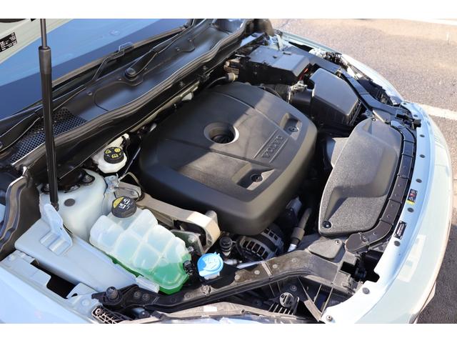 Ｖ４０ クロスカントリー　Ｔ５　ＡＷＤ　モメンタム　純正前後ドライブレコーダー　パークアシストパイロット　ブロンド／チャコールＴ－ＴＥＣテキスタイル　リバーシブルラゲッジマット　ＬＥＤヘッドライト　ボルボガードシステム　アダプティブクルーズコントロール（17枚目）