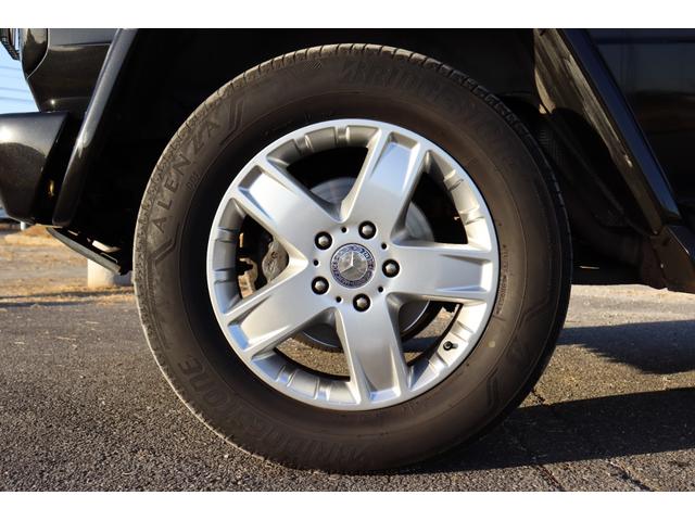 Ｇクラス Ｇ５００　ロング　スタッドレスタイヤセット付　ワンオーナー　ディーラー整備車　黒革　ＨＤＤナビ　バックカメラ　ＥＴＣ　純正１８インチ　シートヒーター　Ｂｌｕｅｔｏｏｔｈ　７人乗り　ラゲッジマット　背面スペアタイヤ（9枚目）