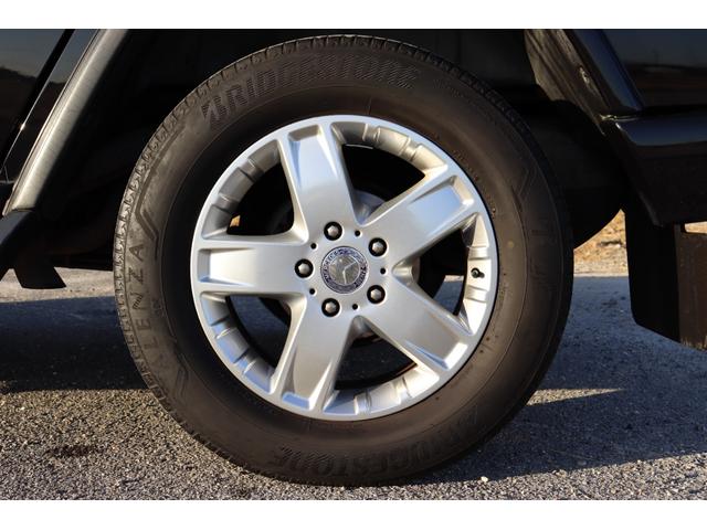 Ｇクラス Ｇ５００　ロング　スタッドレスタイヤセット付　ワンオーナー　ディーラー整備車　黒革　ＨＤＤナビ　バックカメラ　ＥＴＣ　純正１８インチ　シートヒーター　Ｂｌｕｅｔｏｏｔｈ　７人乗り　ラゲッジマット　背面スペアタイヤ（10枚目）