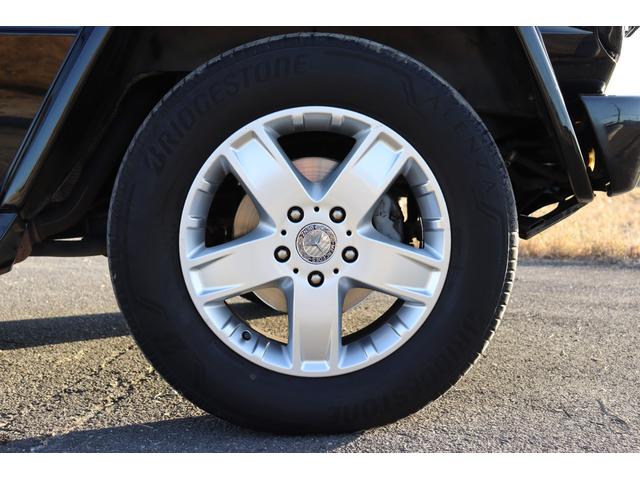 Ｇクラス Ｇ５００　ロング　スタッドレスタイヤセット付　ワンオーナー　ディーラー整備車　黒革　ＨＤＤナビ　バックカメラ　ＥＴＣ　純正１８インチ　シートヒーター　Ｂｌｕｅｔｏｏｔｈ　７人乗り　ラゲッジマット　背面スペアタイヤ（11枚目）