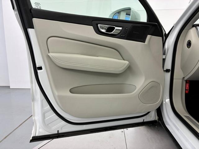 XC60 アルティメット B5 AWD Googleインフォテイメントシステム harman/kardonプレミアムサウンドシステム 電動チルトアップ機構付きガラス・サンルーフ アダプティブクルーズコントロール ヘッドアップディスプレイ(24枚目)