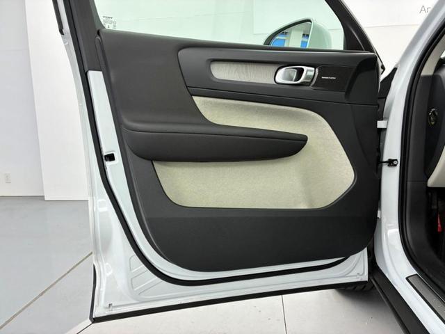 ＸＣ４０ ウルトラ　Ｂ４　ＡＷＤ　Ｇｏｏｇｌｅインフォテイメントシステム　ｈａｒｍａｎ／ｋａｒｄｏｎプレミアムサウンドシステム　アダプティブクルーズコントロール　ワイヤレススマートフォンチャージ　ＥＴＣ車載器（24枚目）