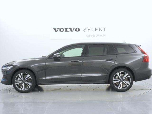 Ｖ６０ クロスカントリー　ウルトラ　Ｂ５　ＡＷＤ　Ｇｏｏｇｌｅインフォテイメントシステム　Ｂｏｗｅｒｓ＆Ｗｉｌｋｉｎｓプレミアムサウンドシステム　アダプティブクルーズコントロール　ワイヤレススマートフォンチャージ　ヘッドアップディスプレイ（5枚目）