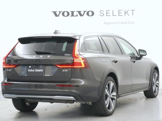 Ｖ６０ クロスカントリー　ウルトラ　Ｂ５　ＡＷＤ　Ｇｏｏｇｌｅインフォテイメントシステム　Ｂｏｗｅｒｓ＆Ｗｉｌｋｉｎｓプレミアムサウンドシステム　アダプティブクルーズコントロール　ワイヤレススマートフォンチャージ　ヘッドアップディスプレイ（8枚目）