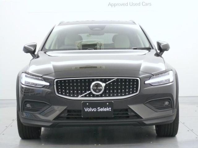 Ｖ６０ クロスカントリー　ウルトラ　Ｂ５　ＡＷＤ　Ｇｏｏｇｌｅインフォテイメントシステム　Ｂｏｗｅｒｓ＆Ｗｉｌｋｉｎｓプレミアムサウンドシステム　アダプティブクルーズコントロール　ワイヤレススマートフォンチャージ　ヘッドアップディスプレイ（10枚目）